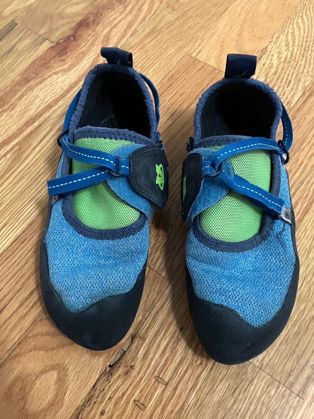 Kids rock climbing shoes size 4 evolv